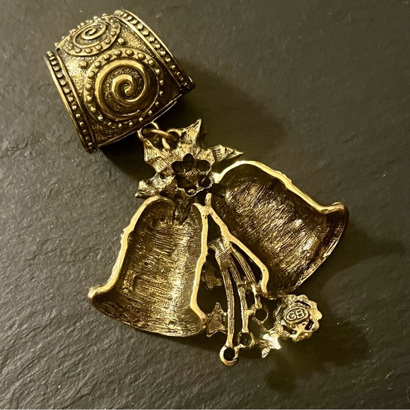 Vintage GB Antiqued Gold-tone Rhinestone Pendant Swirling Modern Scarf Ring Clip - Picture 5 of 15